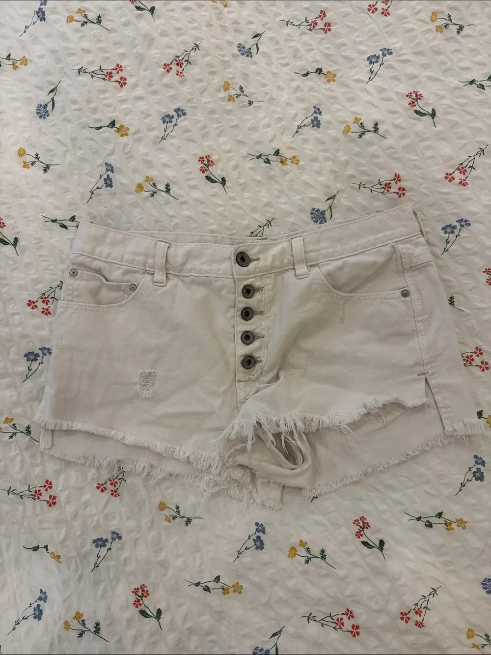 Free People Women’s Button-Front Distressed White Denim Shorts 28